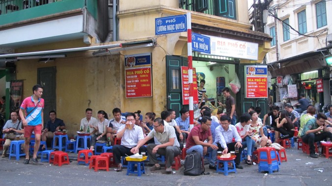 “Ngã tư quốc tế” giữa phố cổ là nơi kết bạn của thanh niên đa quốc tịch