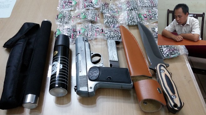 Trần Thanh Bình và số vũ khí mà đối tượng mua ở Lào Cai. Ảnh: L.D