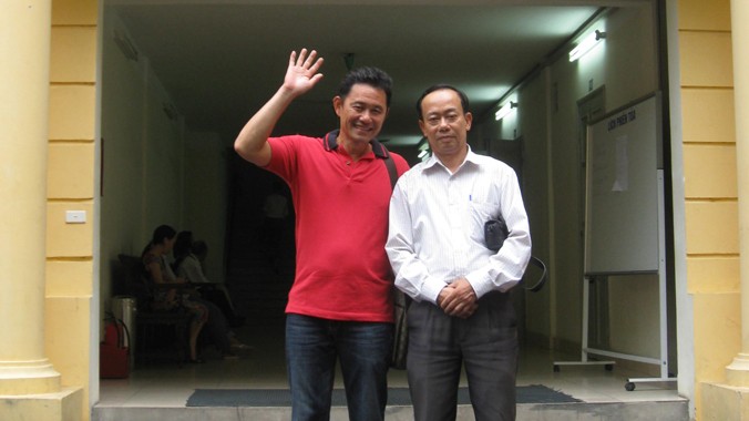 Anh Trần Minh Anh (trái) cùng luật sư sau phiên tòa