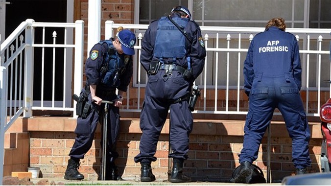 Cảnh sát Úc lục soát trong chiến dịch truy quét tại Sydney ngày 18/9. Ảnh: Getty Images