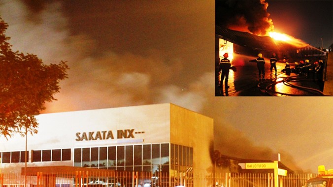 Vụ cháy lớn xảy ra tại Công ty TNHH Sakata Inx Việt Nam khiến toàn bộ nhà xưởng 7.000m2 bị thiêu rụi hoàn toàn.