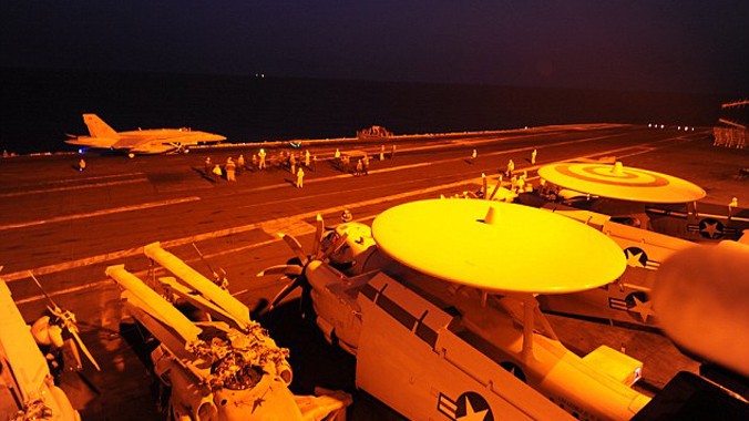 Máy bay F/A 18 chuẩn bị cất cánh từ tàu sân bay Mỹ USS George H.W.Bush để không kích IS tại Syria. Ảnh: US Navy