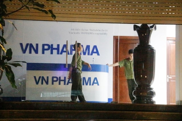 Khám xét Cty VN Pharma tại quận 10, TPHCM. Ảnh: Lao Động.