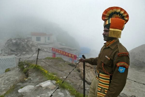 Chính phủ Ấn Độ tuyên bố sẽ bảo vệ chặt chẽ đường biên giới dài 3.500 km với Trung Quốc. Ảnh: sonsofmalcolm.blogspot.com