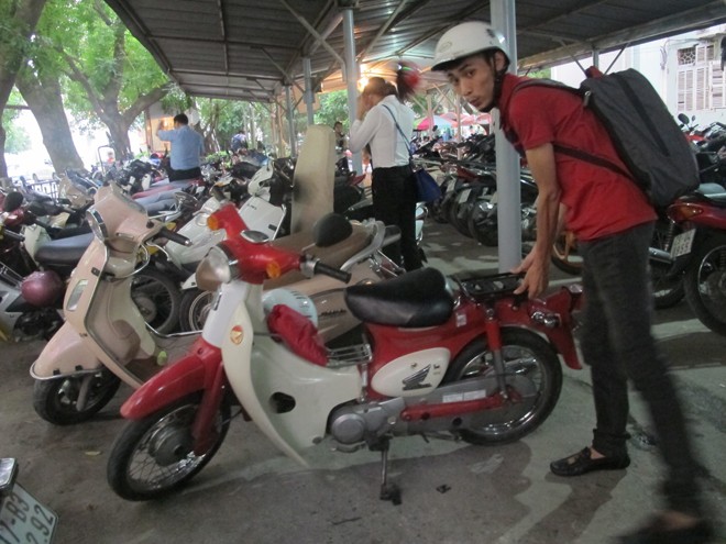 Chiếc xe 50 phân khối duy nhất tại bãi gửi xe ở Đại học Quốc gia Hà Nội. Ảnh: Sỹ lực