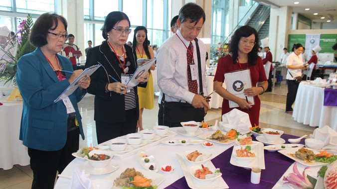 Ban giám khảo cuộc thi Chiếc thìa vàng 2014, vòng loại khu vực Hà Nội chấm món ăn của các đội dự thi