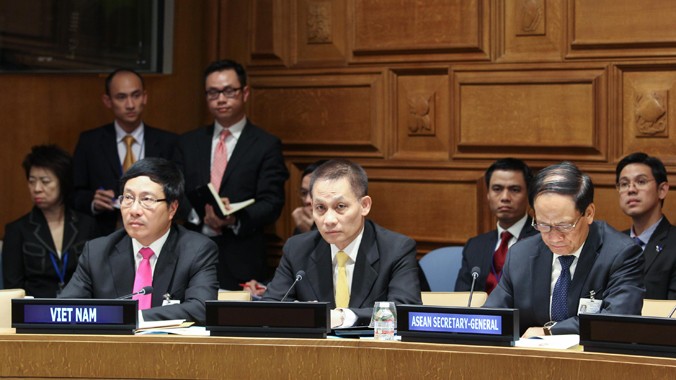 Phó Thủ tướng, Bộ trưởng Ngoại giao Phạm Bình Minh (bên trái) tại hội nghị giữa các ngoại trưởng ASEAN với Tổng Thư ký và Chủ tịch Đại hội đồng LHQ. Ảnh: TTXVN