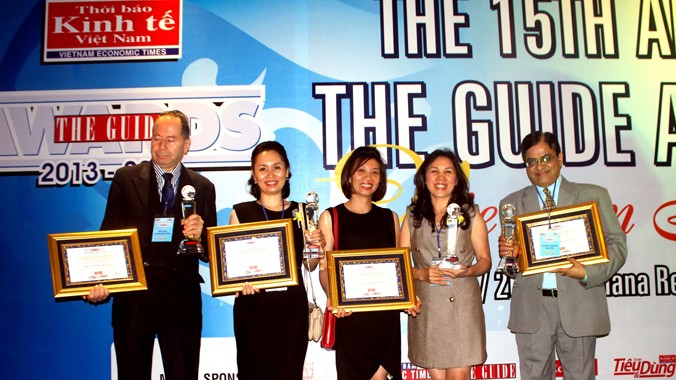 Bà Nguyễn Thị Thu Nguyệt (Thứ 2, từ phải sang trái) - Đại diện Công ty CP Khách sạn và Dịch vụ Đại Dương (OCH) đón nhận cúp và chứng nhận giải thưởng The Guide Awards 2013 - 2014