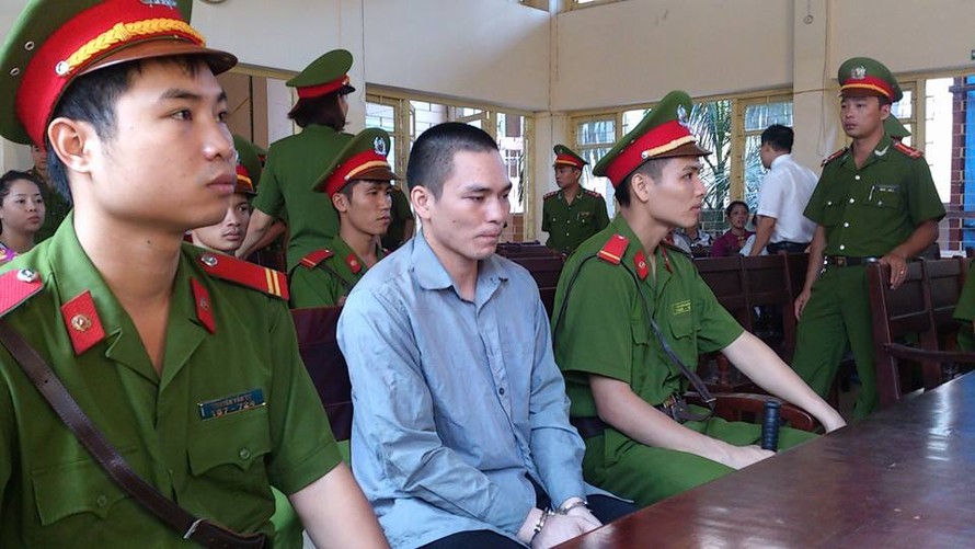 Lý Nguyễn Chung im lặng ngồi chờ đến giờ xét xử.