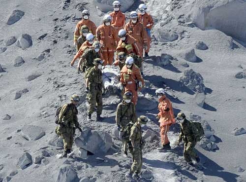Nhân viên cứu hộ đưa một người leo núi xuống