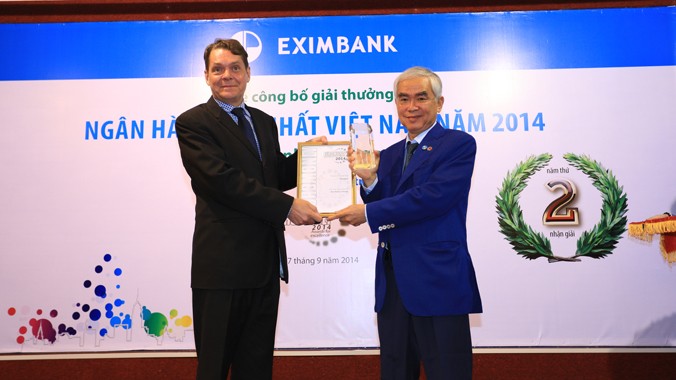 Ông Marcus H. Langtons, Giám đốc khu vực châu Á của tạp chí Euromoney trao giải thưởng Ngân hàng tốt nhất cho ông Lê Hùng Dũng, Chủ tịch HĐQT Eximbank