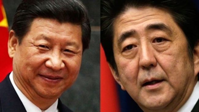 Thủ tướng Nhật Bản Shinzo Abe (bên phải) và Chủ tịch Trung Quốc Tập Cận Bình.