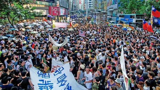 Đám đông biểu tình kiên quyết bám trụ trên đường phố Hong Kong. Ảnh: Independent