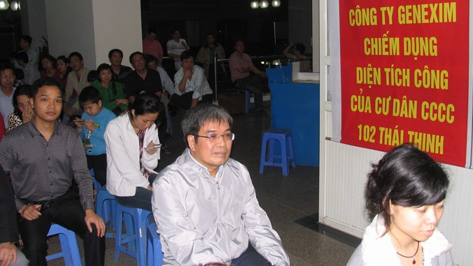 Cả trăm người dân chung cư 102 Thái Thịnh tập trung phản đối chủ đầu tư vi phạm quyền lợi của người dân. Ảnh: Minh Tuấn