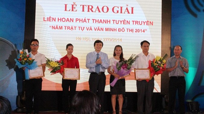 Ông Hồ Quang Lợi (thứ ba, từ trái sang) - Trưởng ban Tuyên giáo Thành ủy trao giải thưởng tại liên hoan