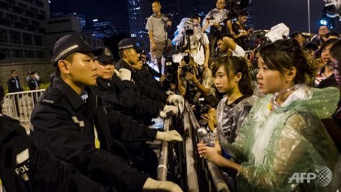 Người biểu tình Hong Kong đối mặt cảnh sát ngày 2/10. Ảnh: Xaume Olleros