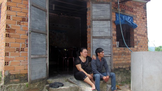 Bà Cẩm và anh Lượng ở nhà ông Nén, tháng 9/2014