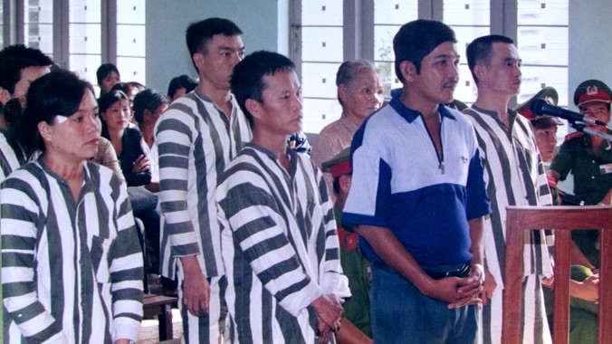 Ông Nén ở ngoài cùng bên phải, cùng các bị cáo khác trong phiên xét xử phúc thẩm (lần 1) “Vụ án vườn điều”, ngày 14/6/2001