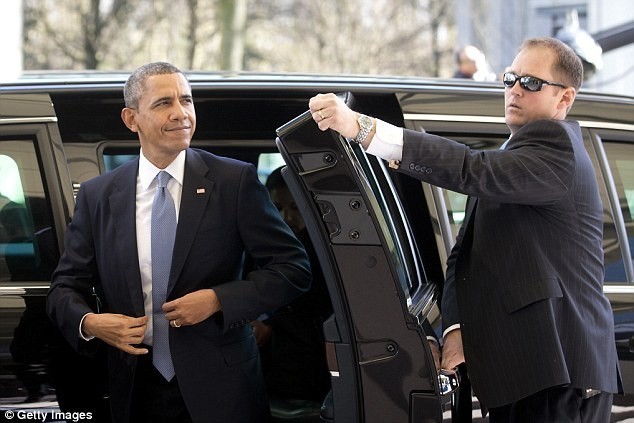 Mật vụ Mỹ bảo vệ Tổng thống Obama rời xe. Ảnh: Getty