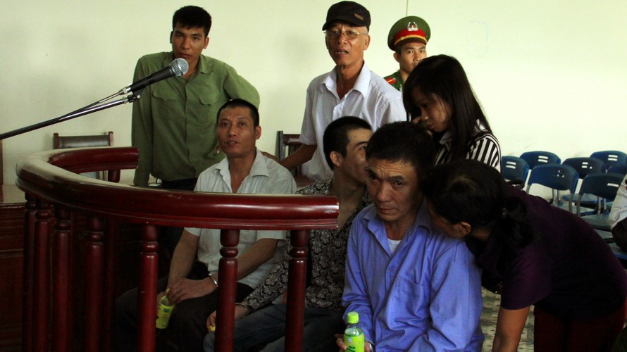 Kết thúc buổi xét xử, các bị cáo đang chờ được áp giải về trại tạm giam (bị cáo Sơn mặc áo trắng cộc tay, ngồi ngoài cùng phía trái)