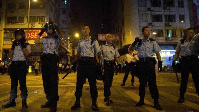 Cảnh sát chống bạo động được triển khai ở Mong Kok tối 5/10. Ảnh: Getty Images