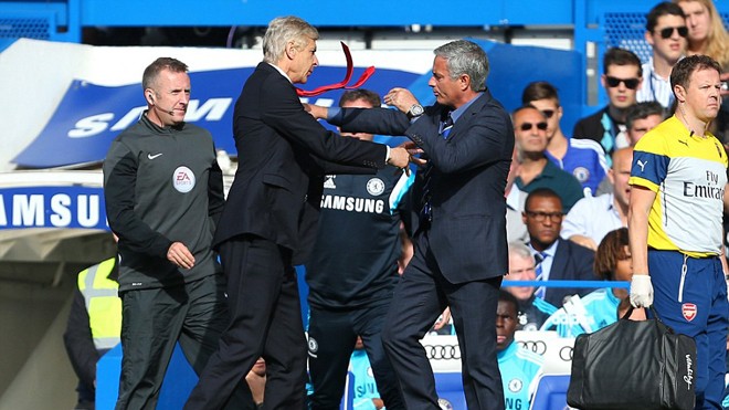 Arsene Wenger và Jose Mourinho va chạm với nhau trong trận đại chiến thành London tối qua. Ảnh: Getty Images