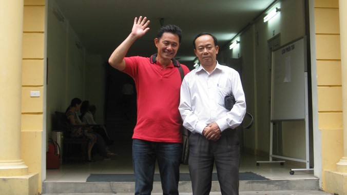 Anh Trần Minh Anh (trái) cùng luật sư sau phiên tòa sơ thẩm