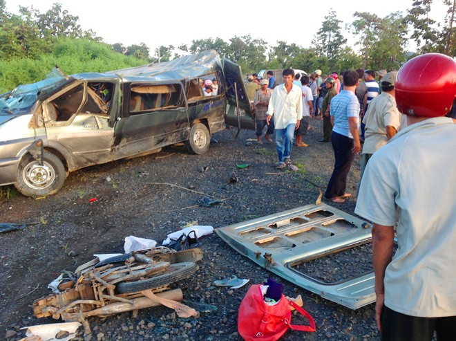 Hiện trường vụ tai nạn kinh hoàng tại Ea H’leo - Đắk Lắk ngày 1/10/2014 làm 2 người chết và 10 người bị thương nặng. Tài xế gây tai nạn có kết quả xét nghiệm dương tính với ma túy. Ảnh: Đình Năm.