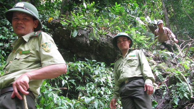 Cán bộ Hạt kiểm lâm Quan Sơn (Thanh Hóa) kiểm tra rừng. Ảnh: Hoàng Lam