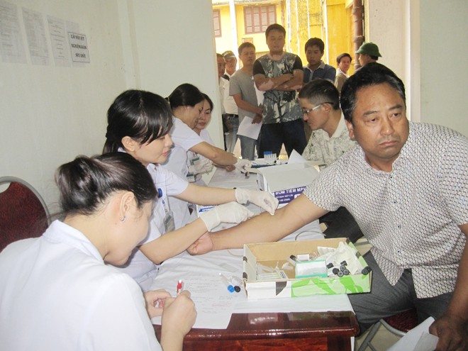 Lao động người Trung Quốc đang khám sức khỏe tại Bệnh viện đa khoa Hà Tĩnh