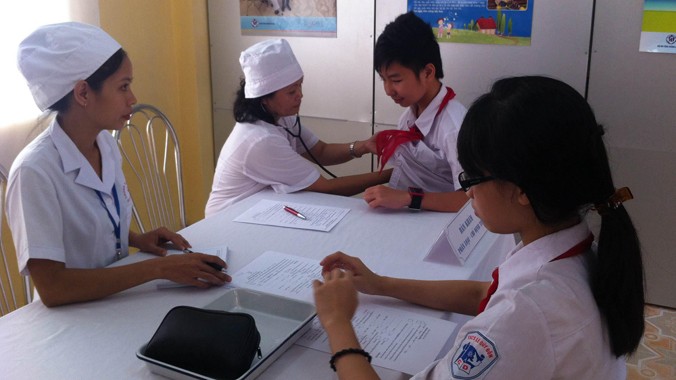 Khám sàng lọc trước tiêm chủng cho trẻ em tại trường THCS Lê Quý Đôn, Cầu Giấy, Hà Nội. Ảnh: Nguyễn Hoài