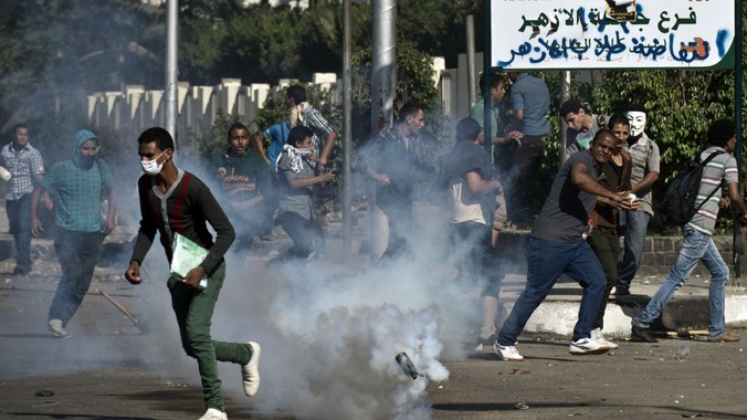 Sinh viên Đại học Al Azhar tản ra sau khi bị cảnh sát ném lựu đạn cay ngày 20/10/2013. Ảnh: Daily News Egypt