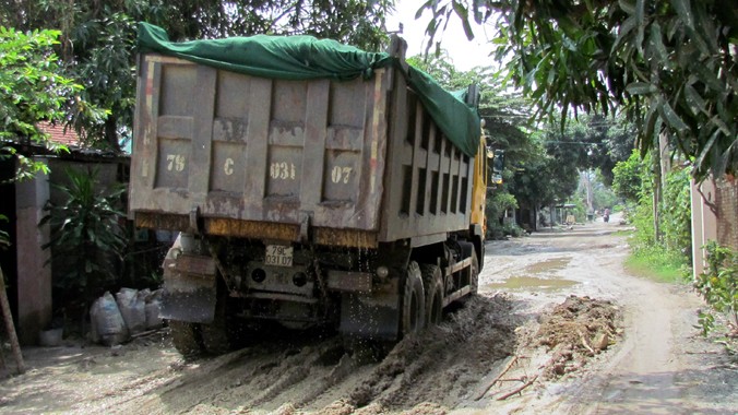 Một xe chở cát trên đường Vĩnh Thái (TP Nha Trang, Khánh Hòa)