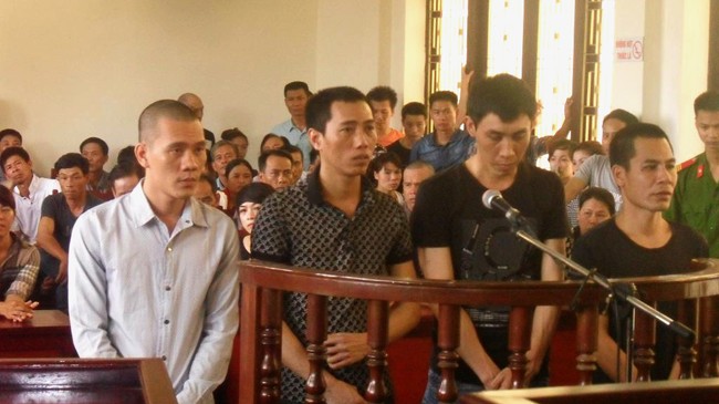 Bị cáo Hùng (bìa trái) cùng các đồng phạm tại phiên tòa sơ thẩm