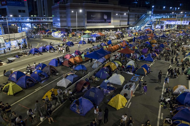 Lều của người biểu tình giăng kín đường dẫn vào quận trung tâm Hong Kong. Ảnh: SCMP