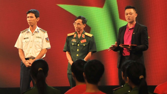 Trung tướng Nguyễn Thanh Tuấn và đại úy Lê Thành Trung chia sẻ tại tọa đàm. Ảnh: Huy Hoàng