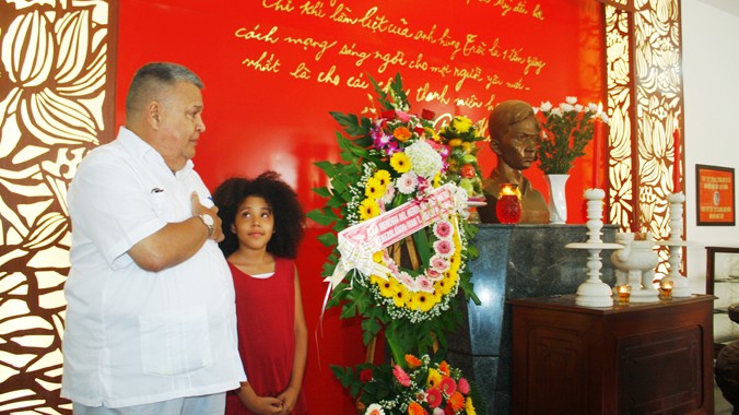 Ông Crespo và con gái Wendy thể hiện sự ngưỡng mộ trước anh linh anh hùng liệt sĩ Nguyễn Văn Trỗi. Ảnh: Nguyễn Thành