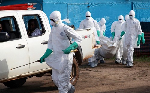 Các nhân viên Y tế đang chuẩn bị chôn cất 1 người chết vì Ebola ở khu vực Liberia. Ảnh: EPA