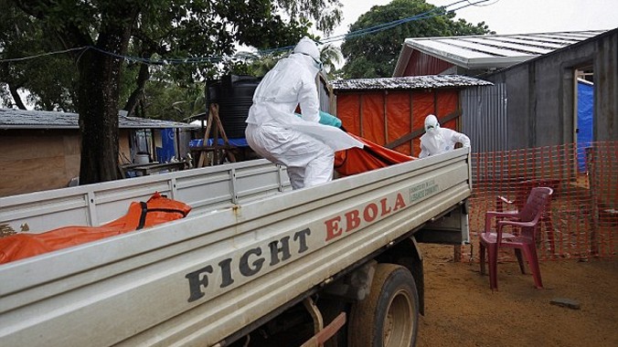 Nhân viên y tế làm việc tại vùng dịch Ebola ở Liberia. Ảnh: Getty Images
