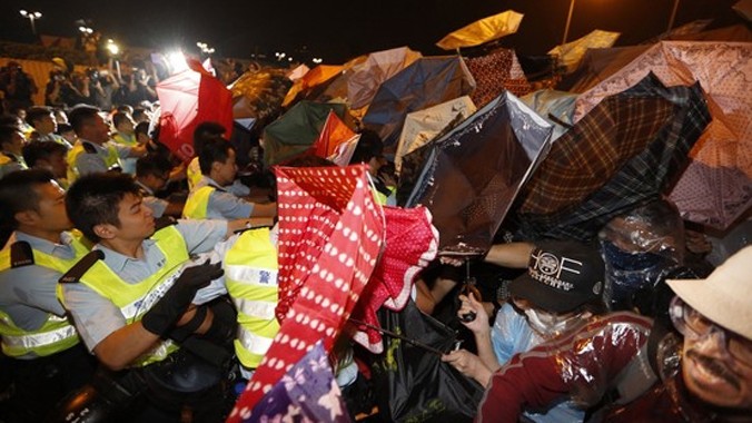 Người biểu tình Hong Kong xô xát với cảnh sát. Ảnh: Channel News Asia