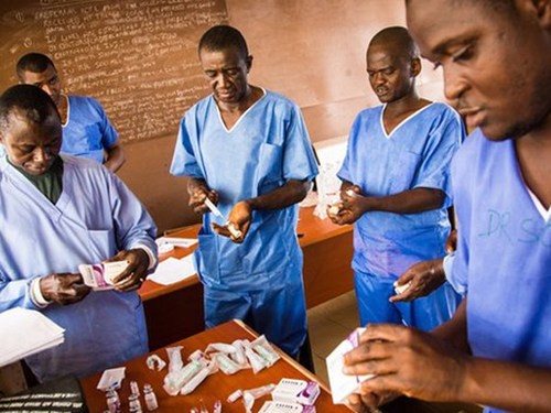 Các nhân viên y tế chiến đấu trực tiếp với Ebola là những người dễ có nguy cơ nhiễm bệnh