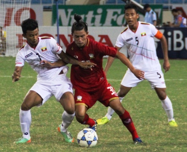 U19 Myanmar (áo trắng) đã có chiến thắng xứng đáng trước U19 UAE khi tận dụng tối đa lợi thế sân nhà. Ảnh: Zing