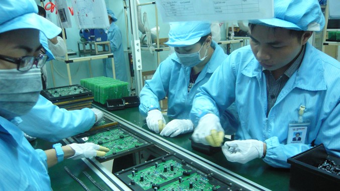 Sản xuất công tơ điện tử thông minh tại Cty Công nghệ Thông tin điện lực miền Trung (thuộc Tổng Cty Điện lực miền Trung). Ảnh: Phong Cầm