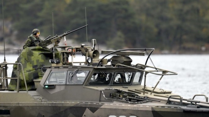 Lính Thụy Điển trên một chiếc ca nô tấn công tốc độ cao tuần tra trên mặt biển - Ảnh: Reuters