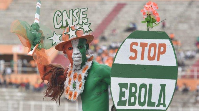 CĐV giơ cao biểu ngữ chống Ebola trong một trận bóng tại châu Phi. Ảnh: Getty Images
