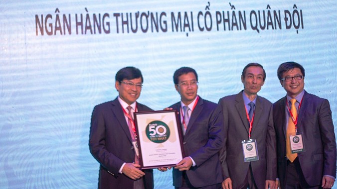 Ông Lưu Trung Thái - Phó Chủ tịch HĐQT MB (thứ hai từ trái sang) nhận danh hiệu công ty niêm yết tốt nhất do Tạp chí Forbes Việt Nam trao tặng