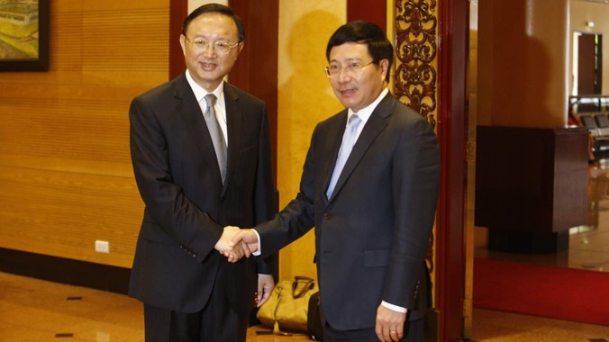Phó Thủ tướng, Bộ trưởng Ngoại giao Phạm Bình Minh và Ủy viên Quốc vụ Trung Quốc Dương Khiết Trì. Ảnh: Ngọc Châu 