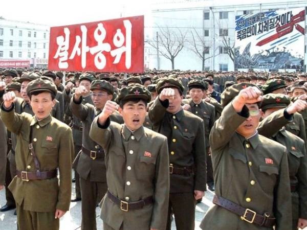 Nhiều sỹ quan Triều Tiên bị giáng cấp vì sử dụng pháo binh không chính xác. Ảnh: Reuters.