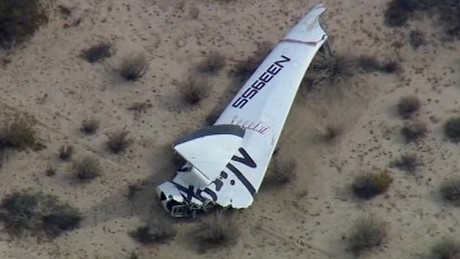 Mảnh vỡ của SpaceShipTwo trên sa mạc California.