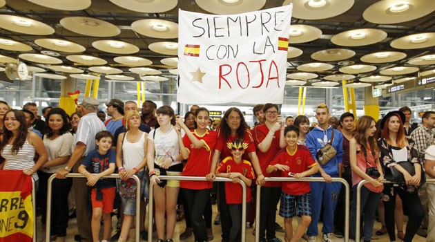 CĐV Tây Ban Nha vẫn ra sân bay chào đón các cầu thủ